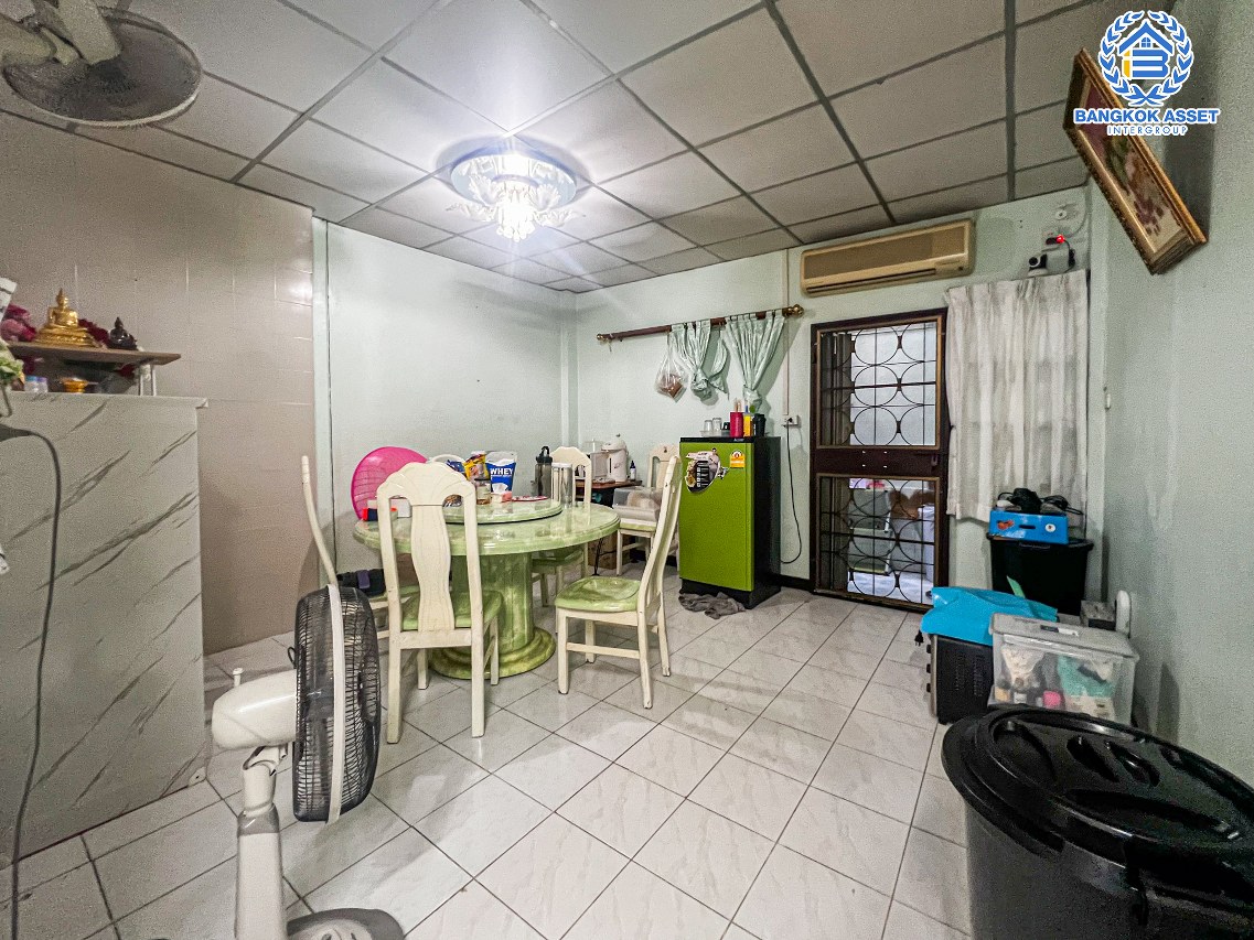 *****ทาวน์โฮมมือสองกรุงเทพมหานคร หมู่บ้าน เกตุนุติ การ์เด้น นาคนิวาส 38 เนื้อที่ 17 ตร.ว. ฟังก์ชัน 3 ห้องนอน 3 ห้องน้ำ 1 ที่จอดรถ อยู่ต้นโครงการ ในโครงการไม่วุ่นวาย แถมฟรี! 4 เครื่องปรับอากาศ บนทำเลแห่งการเดินทาง ใกล้รถไฟฟ้าสายสีเหลือง "สถานีลาดพร้าว 71" (ในอนาคต) และทางด่วน "ฉลองรัช"