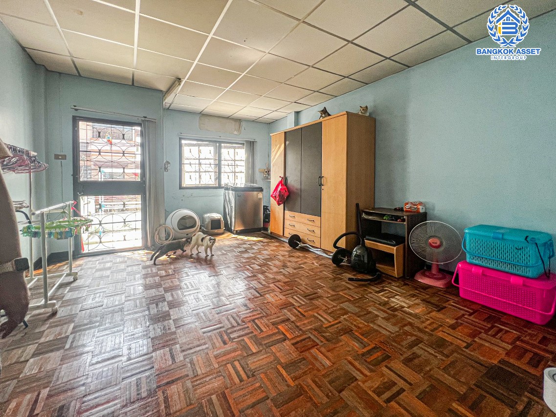 *****ทาวน์โฮมมือสองกรุงเทพมหานคร หมู่บ้าน เกตุนุติ การ์เด้น นาคนิวาส 38 เนื้อที่ 17 ตร.ว. ฟังก์ชัน 3 ห้องนอน 3 ห้องน้ำ 1 ที่จอดรถ อยู่ต้นโครงการ ในโครงการไม่วุ่นวาย แถมฟรี! 4 เครื่องปรับอากาศ บนทำเลแห่งการเดินทาง ใกล้รถไฟฟ้าสายสีเหลือง "สถานีลาดพร้าว 71" (ในอนาคต) และทางด่วน "ฉลองรัช"