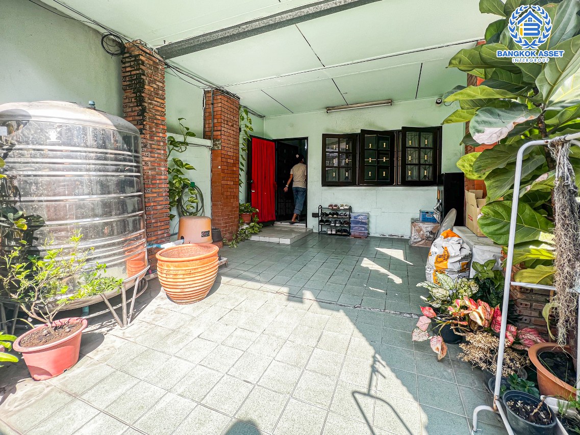 *****ทาวน์โฮมมือสองกรุงเทพมหานคร หมู่บ้าน เกตุนุติ การ์เด้น นาคนิวาส 38 เนื้อที่ 17 ตร.ว. ฟังก์ชัน 3 ห้องนอน 3 ห้องน้ำ 1 ที่จอดรถ อยู่ต้นโครงการ ในโครงการไม่วุ่นวาย แถมฟรี! 4 เครื่องปรับอากาศ บนทำเลแห่งการเดินทาง ใกล้รถไฟฟ้าสายสีเหลือง "สถานีลาดพร้าว 71" (ในอนาคต) และทางด่วน "ฉลองรัช"