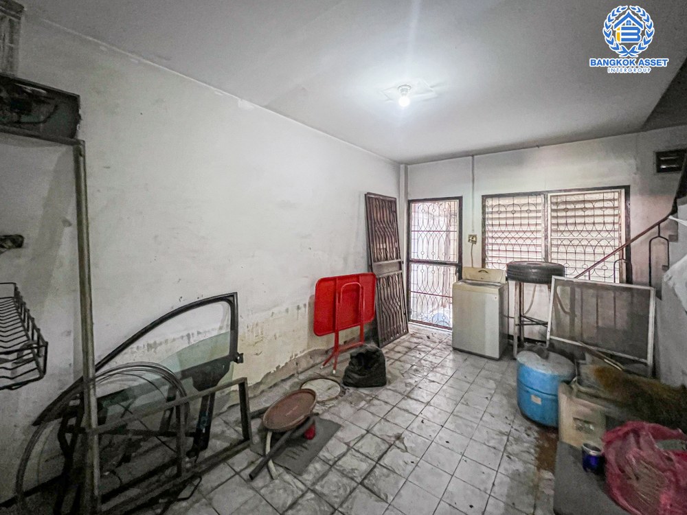 *****ทาวน์เฮ้าส์มือสอง โครงการ ป.ผาสุขนิเวศน์ กาญจนาภิเษก เนื้อที่ 16 ตร.ว. ฟังก์ชัน 4 ห้องนอน 3 ห้องน้ำ 2 ที่จอดรถ ย่านธุรกิจเหมาะสำหรับการค้าขาย เชื่อมต่อถนนกาญจนาภิเษก ถนนคลองถนน ซอยวัดลาดปลากดุก ใกล้รถไฟฟ้าสายสีม่วง "สถานีคลองบางไผ่" และจุดขึ้นทางด่วน "ศรีรัช"