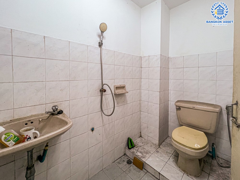 *****ทาวน์เฮ้าส์มือสอง โครงการ ป.ผาสุขนิเวศน์ กาญจนาภิเษก เนื้อที่ 16 ตร.ว. ฟังก์ชัน 4 ห้องนอน 3 ห้องน้ำ 2 ที่จอดรถ ย่านธุรกิจเหมาะสำหรับการค้าขาย เชื่อมต่อถนนกาญจนาภิเษก ถนนคลองถนน ซอยวัดลาดปลากดุก ใกล้รถไฟฟ้าสายสีม่วง "สถานีคลองบางไผ่" และจุดขึ้นทางด่วน "ศรีรัช"