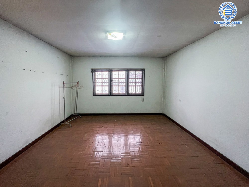 *****ทาวน์เฮ้าส์มือสอง โครงการ ป.ผาสุขนิเวศน์ กาญจนาภิเษก เนื้อที่ 16 ตร.ว. ฟังก์ชัน 4 ห้องนอน 3 ห้องน้ำ 2 ที่จอดรถ ย่านธุรกิจเหมาะสำหรับการค้าขาย เชื่อมต่อถนนกาญจนาภิเษก ถนนคลองถนน ซอยวัดลาดปลากดุก ใกล้รถไฟฟ้าสายสีม่วง "สถานีคลองบางไผ่" และจุดขึ้นทางด่วน "ศรีรัช"