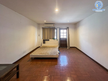 *****ทาวน์เฮ้าส์มือสอง โครงการ ป.ผาสุขนิเวศน์ กาญจนาภิเษก เนื้อที่ 16 ตร.ว. ฟังก์ชัน 4 ห้องนอน 3 ห้องน้ำ 2 ที่จอดรถ ย่านธุรกิจเหมาะสำหรับการค้าขาย เชื่อมต่อถนนกาญจนาภิเษก ถนนคลองถนน ซอยวัดลาดปลากดุก ใกล้รถไฟฟ้าสายสีม่วง "สถานีคลองบางไผ่" และจุดขึ้นทางด่วน "ศรีรัช"