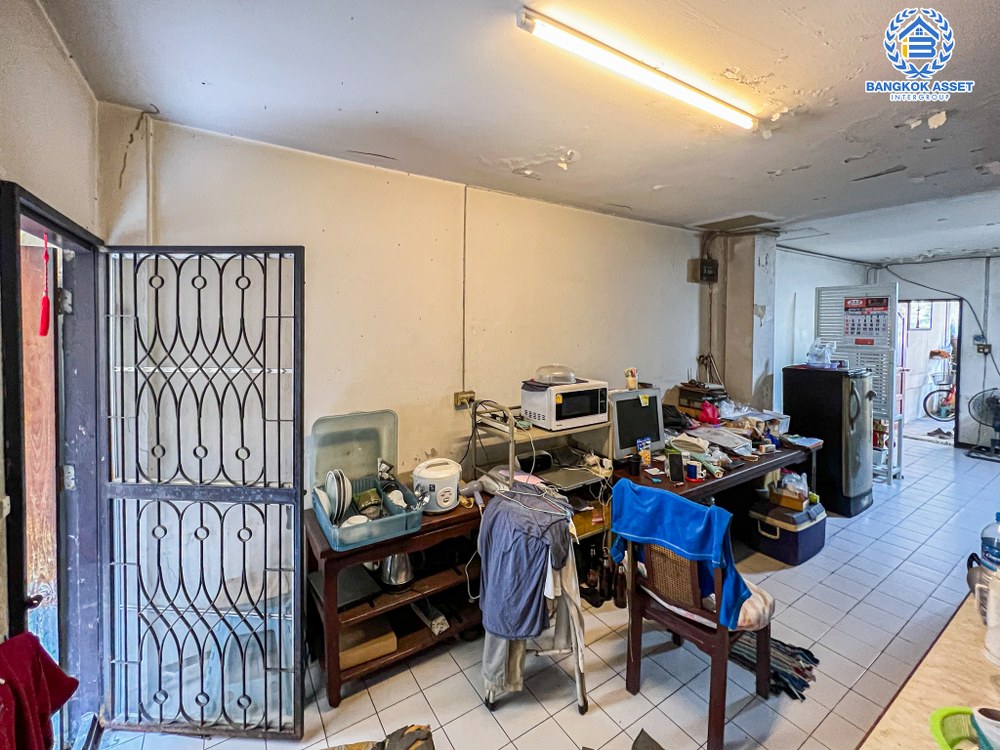 *****ทาวน์เฮ้าส์มือสอง โครงการ ป.ผาสุขนิเวศน์ กาญจนาภิเษก เนื้อที่ 16 ตร.ว. ฟังก์ชัน 4 ห้องนอน 3 ห้องน้ำ 2 ที่จอดรถ ย่านธุรกิจเหมาะสำหรับการค้าขาย เชื่อมต่อถนนกาญจนาภิเษก ถนนคลองถนน ซอยวัดลาดปลาดุก ใกล้รถไฟฟ้าสายสีม่วง "สถานีคลองบางไผ่" และจุดขึ้นทางด่วน "ศรีรัช"