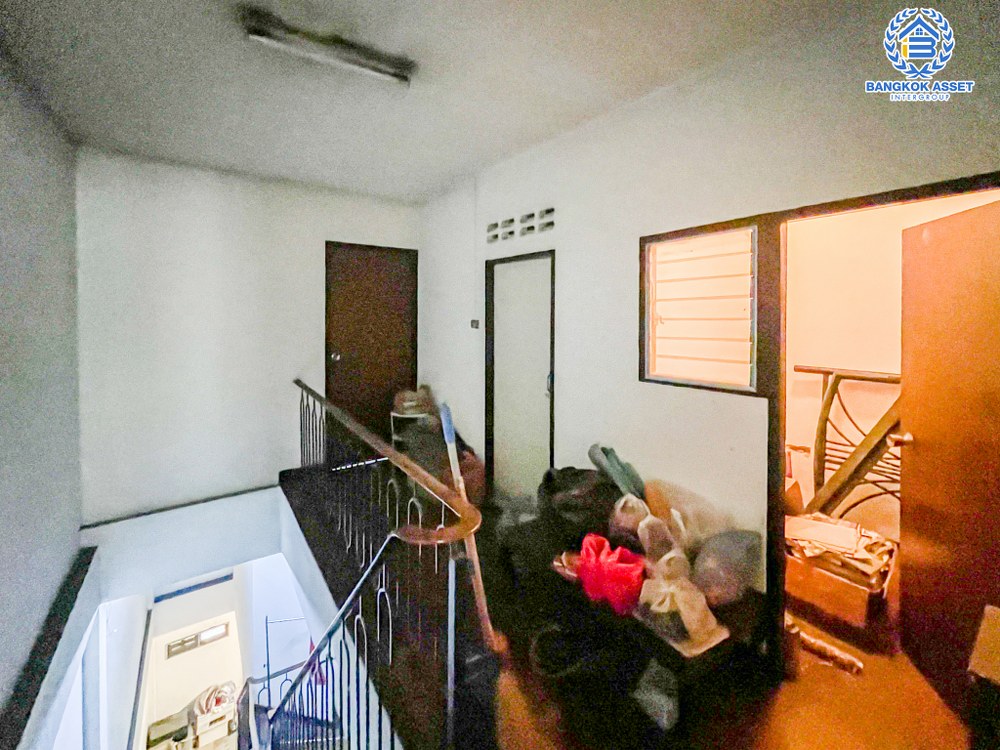 *****ทาวน์เฮ้าส์มือสอง โครงการ ป.ผาสุขนิเวศน์ กาญจนาภิเษก เนื้อที่ 16 ตร.ว. ฟังก์ชัน 4 ห้องนอน 3 ห้องน้ำ 2 ที่จอดรถ ย่านธุรกิจเหมาะสำหรับการค้าขาย เชื่อมต่อถนนกาญจนาภิเษก ถนนคลองถนน ซอยวัดลาดปลาดุก ใกล้รถไฟฟ้าสายสีม่วง "สถานีคลองบางไผ่" และจุดขึ้นทางด่วน "ศรีรัช"