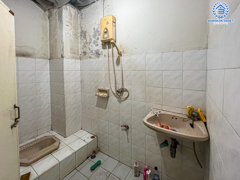 *****ทาวน์เฮ้าส์มือสอง โครงการ ป.ผาสุขนิเวศน์ กาญจนาภิเษก เนื้อที่ 16 ตร.ว. ฟังก์ชัน 4 ห้องนอน 3 ห้องน้ำ 2 ที่จอดรถ ย่านธุรกิจเหมาะสำหรับการค้าขาย เชื่อมต่อถนนกาญจนาภิเษก ถนนคลองถนน ซอยวัดลาดปลาดุก ใกล้รถไฟฟ้าสายสีม่วง "สถานีคลองบางไผ่" และจุดขึ้นทางด่วน "ศรีรัช"