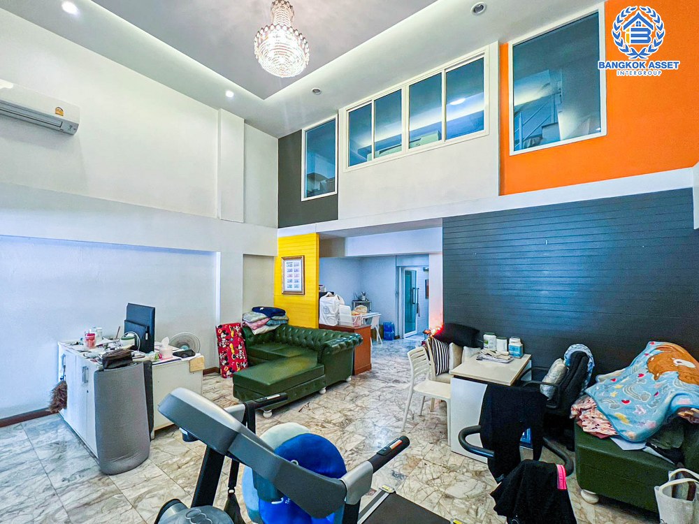 *****อาคารพาณิชย์ 4 ชั้นมือสอง ในซอยรัชดาภิเษก36 เนื้อที่ 30 ตร.ว. ฟังก์ชัน 1 ห้องนอน 3 ห้องน้ำ 2 ที่จอดรถ ขายพร้อมเฟอร์นิเจอร์บิ้วอินท์ บนสุดยอดทำเลย่านธุรกิจ เชื่อมต่อถนนรัชดาภิเษก ใกล้รถไฟฟ้าสายสีเขียว "สถานีรัชโยธิน" และจุดขึ้นทางด่วน "ฉลองรัช"