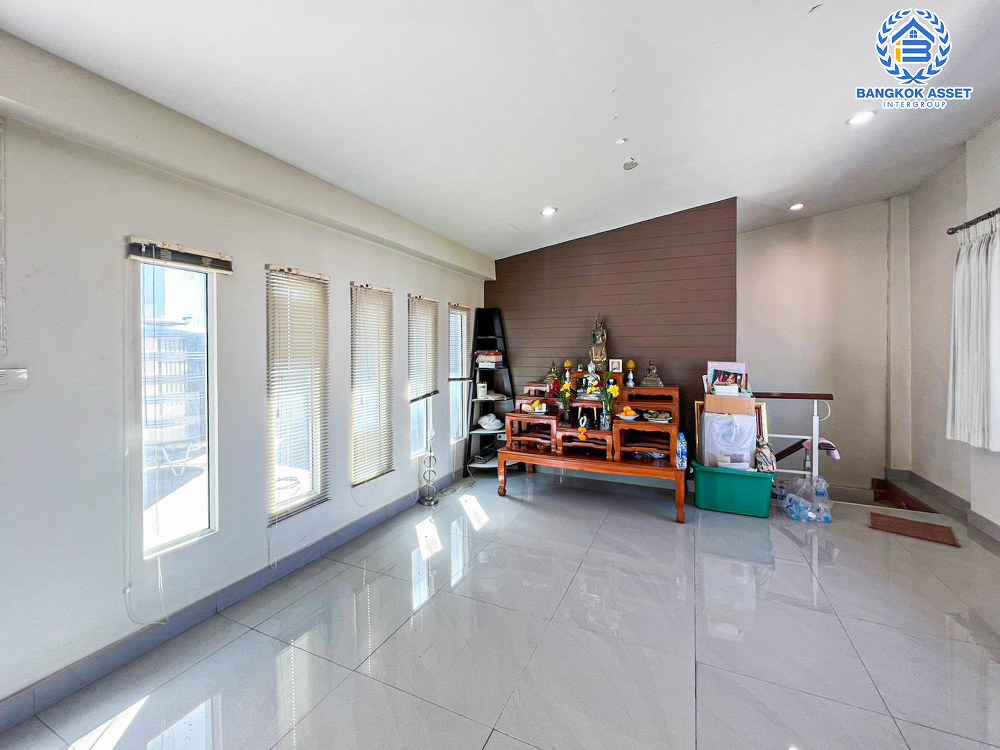 *****อาคารพาณิชย์ 4 ชั้นมือสอง ในซอยรัชดาภิเษก36 เนื้อที่ 30 ตร.ว. ฟังก์ชัน 1 ห้องนอน 3 ห้องน้ำ 2 ที่จอดรถ ขายพร้อมเฟอร์นิเจอร์บิ้วอินท์ บนสุดยอดทำเลย่านธุรกิจ เชื่อมต่อถนนรัชดาภิเษก ใกล้รถไฟฟ้าสายสีเขียว "สถานีรัชโยธิน" และจุดขึ้นทางด่วน "ฉลองรัช"