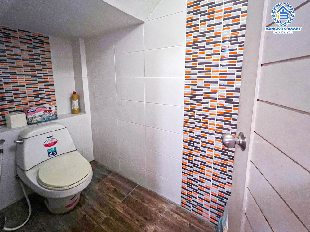 *****อาคารพาณิชย์ 4 ชั้นมือสอง ในซอยรัชดาภิเษก36 เนื้อที่ 30 ตร.ว. ฟังก์ชัน 1 ห้องนอน 3 ห้องน้ำ 2 ที่จอดรถ ขายพร้อมเฟอร์นิเจอร์บิ้วอินท์ บนสุดยอดทำเลย่านธุรกิจ เชื่อมต่อถนนรัชดาภิเษก ใกล้รถไฟฟ้าสายสีเขียว "สถานีรัชโยธิน" และจุดขึ้นทางด่วน "ฉลองรัช"