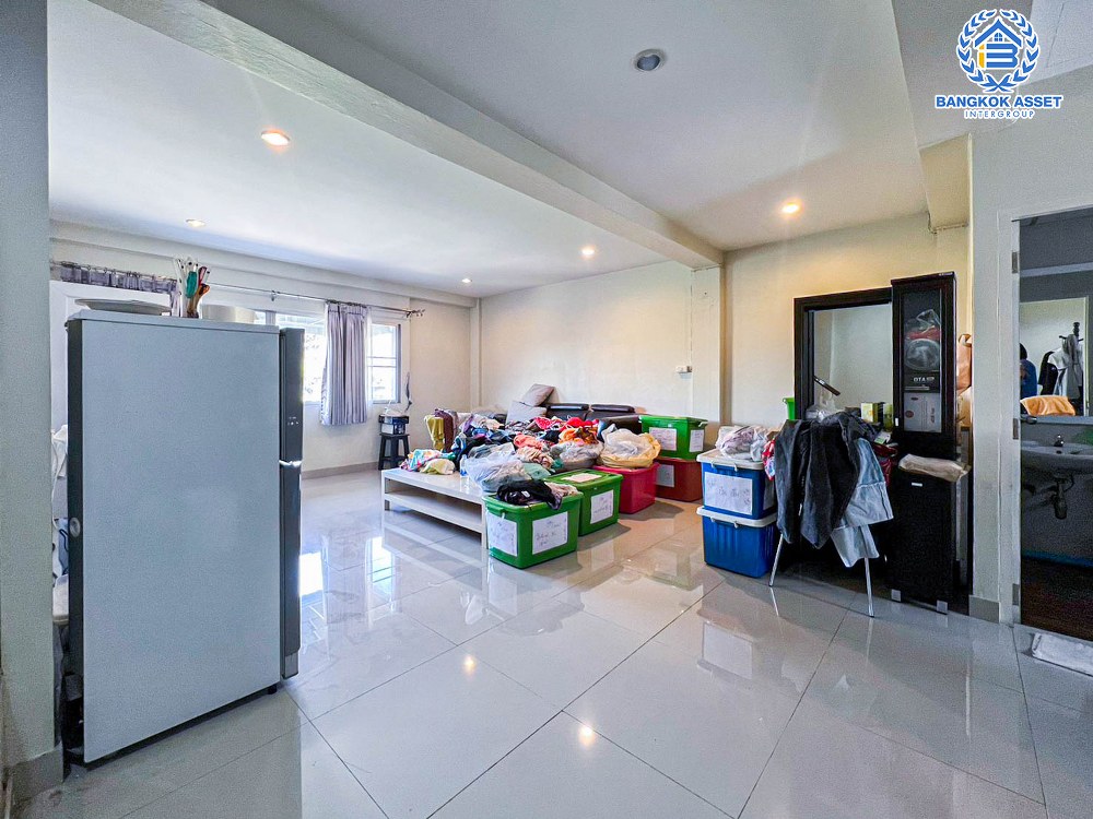 *****อาคารพาณิชย์ 4 ชั้นมือสอง ในซอยรัชดาภิเษก36 เนื้อที่ 30 ตร.ว. ฟังก์ชัน 1 ห้องนอน 3 ห้องน้ำ 2 ที่จอดรถ ขายพร้อมเฟอร์นิเจอร์บิ้วอินท์ บนสุดยอดทำเลย่านธุรกิจ เชื่อมต่อถนนรัชดาภิเษก ใกล้รถไฟฟ้าสายสีเขียว "สถานีรัชโยธิน" และจุดขึ้นทางด่วน "ฉลองรัช"