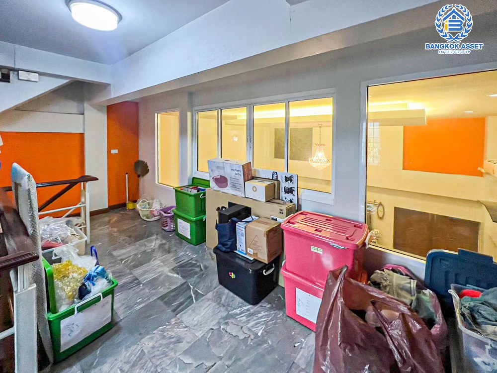 *****อาคารพาณิชย์ 4 ชั้นมือสอง ในซอยรัชดาภิเษก36 เนื้อที่ 30 ตร.ว. ฟังก์ชัน 1 ห้องนอน 3 ห้องน้ำ 2 ที่จอดรถ ขายพร้อมเฟอร์นิเจอร์บิ้วอินท์ บนสุดยอดทำเลย่านธุรกิจ เชื่อมต่อถนนรัชดาภิเษก ใกล้รถไฟฟ้าสายสีเขียว "สถานีรัชโยธิน" และจุดขึ้นทางด่วน "ฉลองรัช"