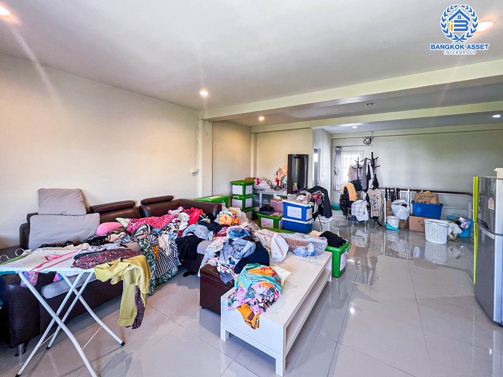 *****อาคารพาณิชย์ 4 ชั้นมือสอง ในซอยรัชดาภิเษก36 เนื้อที่ 30 ตร.ว. ฟังก์ชัน 1 ห้องนอน 3 ห้องน้ำ 2 ที่จอดรถ ขายพร้อมเฟอร์นิเจอร์บิ้วอินท์ บนสุดยอดทำเลย่านธุรกิจ เชื่อมต่อถนนรัชดาภิเษก ใกล้รถไฟฟ้าสายสีเขียว "สถานีรัชโยธิน" และจุดขึ้นทางด่วน "ฉลองรัช"