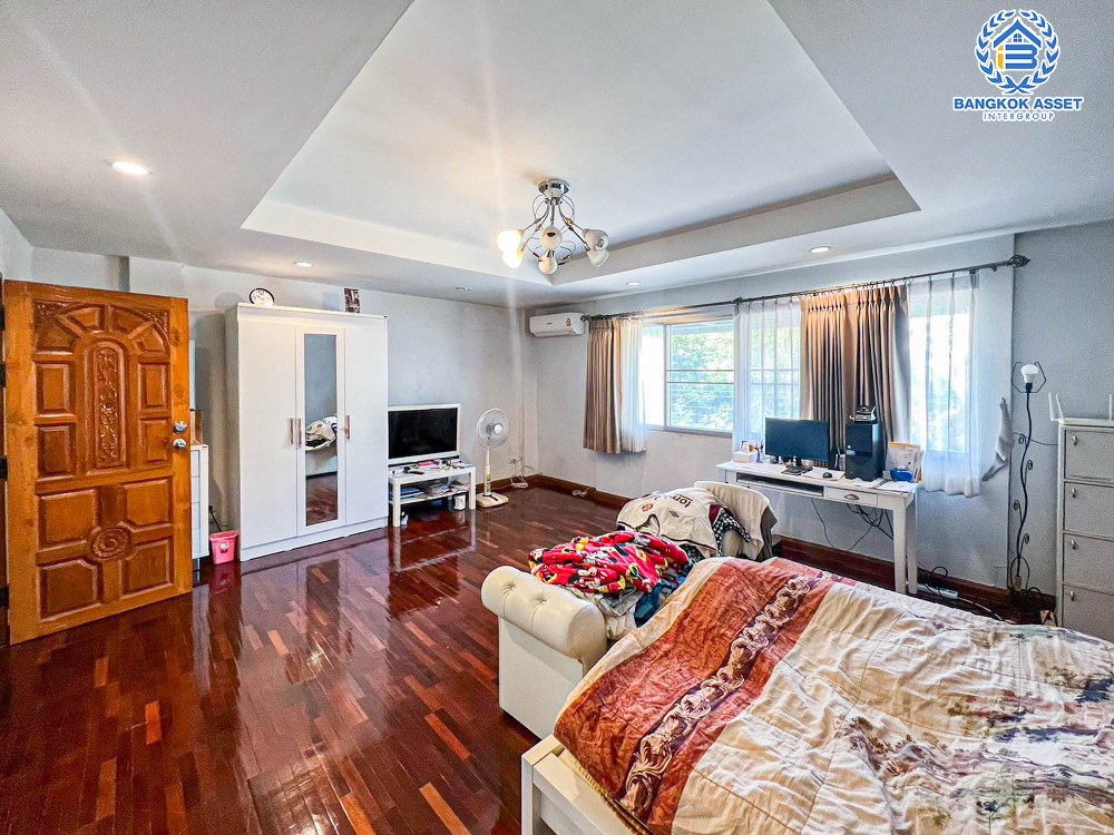 *****อาคารพาณิชย์ 4 ชั้นมือสอง ในซอยรัชดาภิเษก36 เนื้อที่ 30 ตร.ว. ฟังก์ชัน 1 ห้องนอน 3 ห้องน้ำ 2 ที่จอดรถ ขายพร้อมเฟอร์นิเจอร์บิ้วอินท์ บนสุดยอดทำเลย่านธุรกิจ เชื่อมต่อถนนรัชดาภิเษก ใกล้รถไฟฟ้าสายสีเขียว "สถานีรัชโยธิน" และจุดขึ้นทางด่วน "ฉลองรัช"