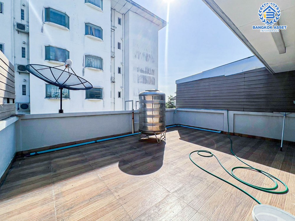 *****อาคารพาณิชย์ 4 ชั้นมือสอง ในซอยรัชดาภิเษก36 เนื้อที่ 30 ตร.ว. ฟังก์ชัน 1 ห้องนอน 3 ห้องน้ำ 2 ที่จอดรถ ขายพร้อมเฟอร์นิเจอร์บิ้วอินท์ บนสุดยอดทำเลย่านธุรกิจ เชื่อมต่อถนนรัชดาภิเษก ใกล้รถไฟฟ้าสายสีเขียว "สถานีรัชโยธิน" และจุดขึ้นทางด่วน "ฉลองรัช"