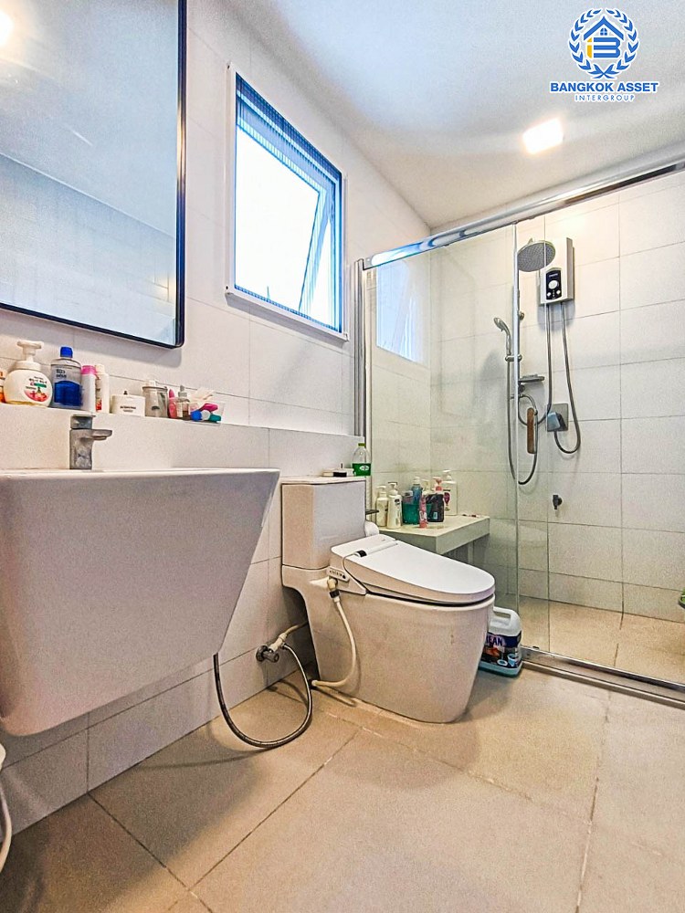 *****บ้านแฝดมือสอง โครงการ อัญญ่า ราชพฤกษ์-นครอินทร์ คุณภาพจาก L&H เนื้อที่ 46.90 ตร.ว. ฟังก์ชัน 3 ห้องนอน 3 ห้องน้ำ 2 ที่จอดรถ บริเวณกว้างเหมือนบ้านเดียว สภาพเหมือนใหม่ บนทำเลดี เชื่อมต่อถนนนครอินทร์ ถนนกาญจนาภิเษก ใกล้รถไฟฟ้าสายสีม่วง "สถานีบางพลู" และจุดขึ้นทางด่วน "ศรีรัช"