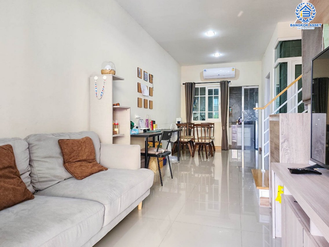 *****ทาวน์เฮ้าส์มือสองกรุงเทพมหานคร โครงการ โกลเด้นทาวน์ บางแค เนื้อที่ 16.6 ตร.ว. ฟังก์ชัน 3 ห้องนอน 2 ห้องน้ำ 1 ที่จอดรถ หน้าบ้านไม่ชนใคร อยู่ใกล้พื้นที่ส่วนกลาง บนทำเลเชื่อมต่อถนนกาญจนาภิเษก ใกล้รถไฟฟ้าสายสีน้ำเงิน "สถานีหลักสอง" และจุดขึ้นทางด่วน "พระราม 2"