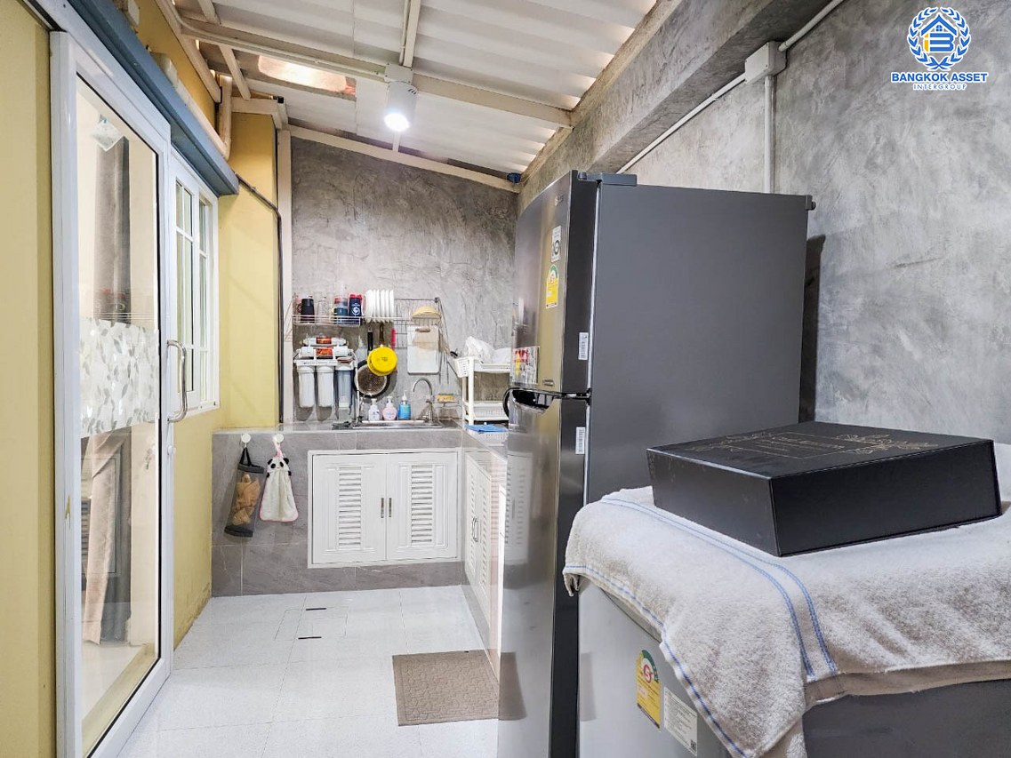 *****ทาวน์เฮ้าส์มือสองกรุงเทพมหานคร โครงการ โกลเด้นทาวน์ บางแค เนื้อที่ 16.6 ตร.ว. ฟังก์ชัน 3 ห้องนอน 2 ห้องน้ำ 1 ที่จอดรถ หน้าบ้านไม่ชนใคร อยู่ใกล้พื้นที่ส่วนกลาง บนทำเลเชื่อมต่อถนนกาญจนาภิเษก ใกล้รถไฟฟ้าสายสีน้ำเงิน "สถานีหลักสอง" และจุดขึ้นทางด่วน "พระราม 2"