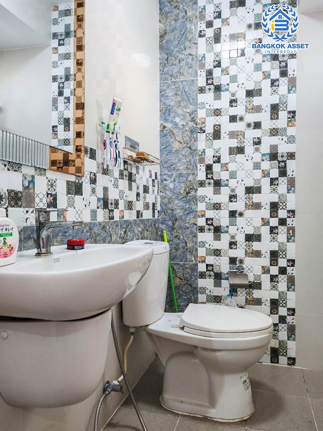 *****ทาวน์เฮ้าส์มือสองกรุงเทพมหานคร โครงการ โกลเด้นทาวน์ บางแค เนื้อที่ 16.6 ตร.ว. ฟังก์ชัน 3 ห้องนอน 2 ห้องน้ำ 1 ที่จอดรถ หน้าบ้านไม่ชนใคร อยู่ใกล้พื้นที่ส่วนกลาง บนทำเลเชื่อมต่อถนนกาญจนาภิเษก ใกล้รถไฟฟ้าสายสีน้ำเงิน "สถานีหลักสอง" และจุดขึ้นทางด่วน "พระราม 2"