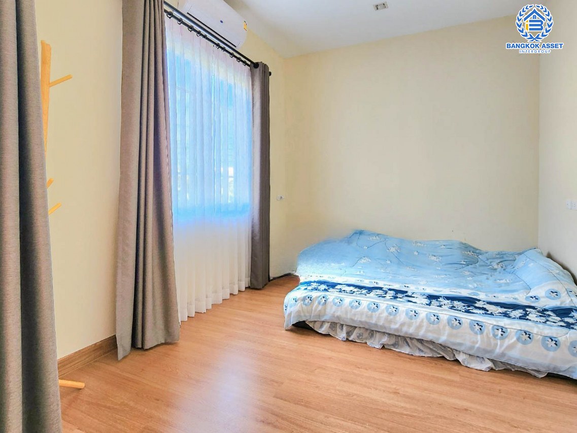 *****ทาวน์เฮ้าส์มือสองกรุงเทพมหานคร โครงการ โกลเด้นทาวน์ บางแค เนื้อที่ 16.6 ตร.ว. ฟังก์ชัน 3 ห้องนอน 2 ห้องน้ำ 1 ที่จอดรถ หน้าบ้านไม่ชนใคร อยู่ใกล้พื้นที่ส่วนกลาง บนทำเลเชื่อมต่อถนนกาญจนาภิเษก ใกล้รถไฟฟ้าสายสีน้ำเงิน "สถานีหลักสอง" และจุดขึ้นทางด่วน "พระราม 2"