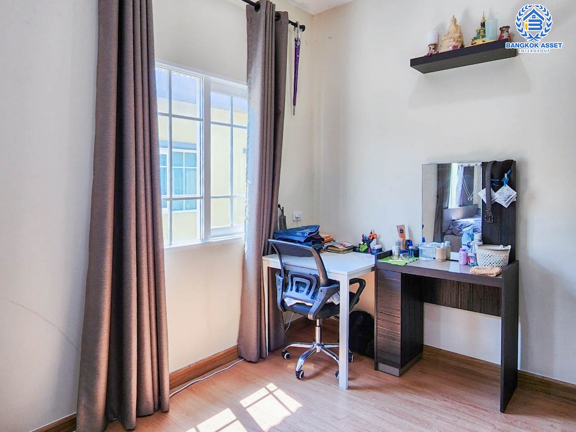 *****ทาวน์เฮ้าส์มือสองกรุงเทพมหานคร โครงการ โกลเด้นทาวน์ บางแค เนื้อที่ 16.6 ตร.ว. ฟังก์ชัน 3 ห้องนอน 2 ห้องน้ำ 1 ที่จอดรถ หน้าบ้านไม่ชนใคร อยู่ใกล้พื้นที่ส่วนกลาง บนทำเลเชื่อมต่อถนนกาญจนาภิเษก ใกล้รถไฟฟ้าสายสีน้ำเงิน "สถานีหลักสอง" และจุดขึ้นทางด่วน "พระราม 2"