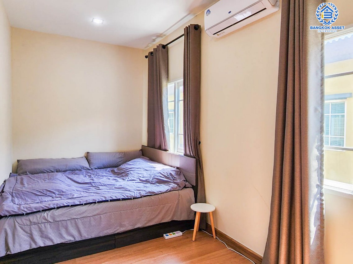 *****ทาวน์เฮ้าส์มือสองกรุงเทพมหานคร โครงการ โกลเด้นทาวน์ บางแค เนื้อที่ 16.6 ตร.ว. ฟังก์ชัน 3 ห้องนอน 2 ห้องน้ำ 1 ที่จอดรถ หน้าบ้านไม่ชนใคร อยู่ใกล้พื้นที่ส่วนกลาง บนทำเลเชื่อมต่อถนนกาญจนาภิเษก ใกล้รถไฟฟ้าสายสีน้ำเงิน "สถานีหลักสอง" และจุดขึ้นทางด่วน "พระราม 2"