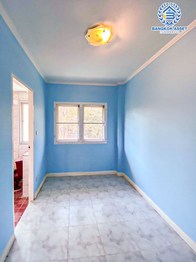 *****บ้านเดี่ยวมือสองปทุมธานี หมู่บ้าน เดอะไพน์ รีสอร์ท ปทุมธานี-สามโคก เนื้อที่กว้างขวางมากถึง 120 ตร.ว. ฟังก์ชัน 4 ห้องนอน 3 ห้องน้ำ 3 ที่จอดรถ บ้านสภาพดี เนื้อที่เยอะมาก ทำสวนได้สบาย บนทำเลจะเข้าเมืองหรือออกต่างจังหวัดก็สบาย เชื่อมต่อถนนปทุมธานี-สามโคก-เสนา, ถนนกาญจนาภิเษก