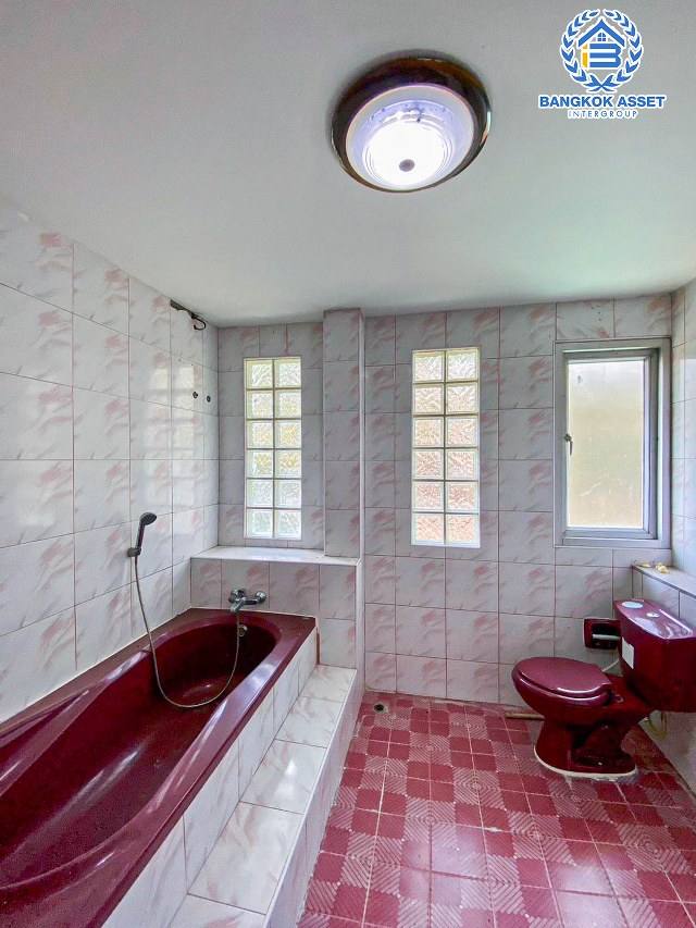 *****บ้านเดี่ยวมือสองปทุมธานี หมู่บ้าน เดอะไพน์ รีสอร์ท ปทุมธานี-สามโคก เนื้อที่กว้างขวางมากถึง 120 ตร.ว. ฟังก์ชัน 4 ห้องนอน 3 ห้องน้ำ 3 ที่จอดรถ บ้านสภาพดี เนื้อที่เยอะมาก ทำสวนได้สบาย บนทำเลจะเข้าเมืองหรือออกต่างจังหวัดก็สบาย เชื่อมต่อถนนปทุมธานี-สามโคก-เสนา, ถนนกาญจนาภิเษก