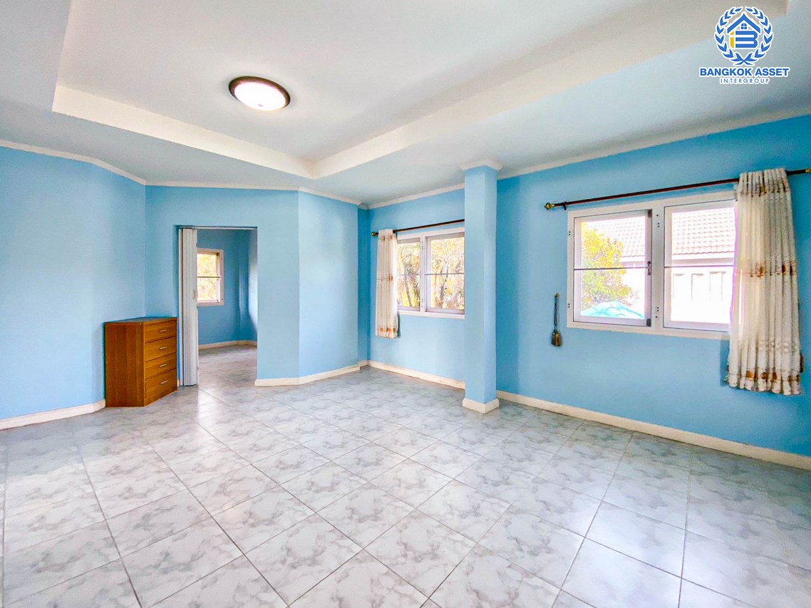 *****บ้านเดี่ยวมือสองปทุมธานี หมู่บ้าน เดอะไพน์ รีสอร์ท ปทุมธานี-สามโคก เนื้อที่กว้างขวางมากถึง 120 ตร.ว. ฟังก์ชัน 4 ห้องนอน 3 ห้องน้ำ 3 ที่จอดรถ บ้านสภาพดี เนื้อที่เยอะมาก ทำสวนได้สบาย บนทำเลจะเข้าเมืองหรือออกต่างจังหวัดก็สบาย เชื่อมต่อถนนปทุมธานี-สามโคก-เสนา, ถนนกาญจนาภิเษก