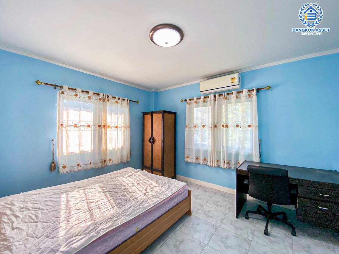 *****บ้านเดี่ยวมือสองปทุมธานี หมู่บ้าน เดอะไพน์ รีสอร์ท ปทุมธานี-สามโคก เนื้อที่กว้างขวางมากถึง 120 ตร.ว. ฟังก์ชัน 4 ห้องนอน 3 ห้องน้ำ 3 ที่จอดรถ บ้านสภาพดี เนื้อที่เยอะมาก ทำสวนได้สบาย บนทำเลจะเข้าเมืองหรือออกต่างจังหวัดก็สบาย เชื่อมต่อถนนปทุมธานี-สามโคก-เสนา, ถนนกาญจนาภิเษก