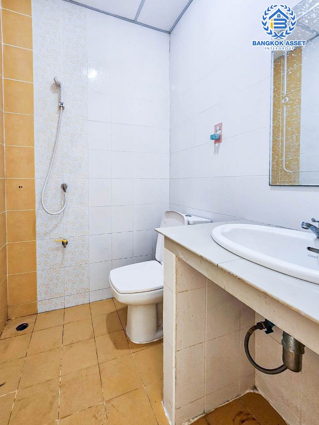 *****ทาวน์เฮ้าส์มือสองสมุทรปราการ หมู่บ้าน ภูมิใจนิเวศน์4 สุขสวัสดิ์ #หลังมุม เนื้อที่กว้างมาถึง 49.2 ตร.ว. ฟังก์ชัน 2 ห้องนอน 2 ห้องน้ำ 1 ที่จอดรถ บ้านสภาพดี แถมฟรี! ปั๊มน้ำพร้อมแทงค์น้ำ บนทำเลเชื่อมต่อ ถนนสุขสวัสดิ์, ถนนประชาอุทิศ-วัดคู่สร้าง  จองเลย!