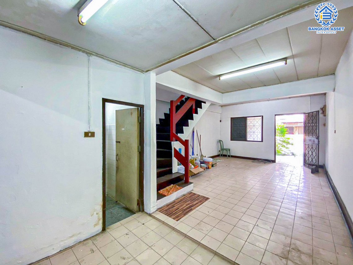 *****ทาวน์เฮ้าส์มือสองนนทบุรี หมู่บ้าน การเคหะนนทบุรี-ปากเกร็ด ติวานนท์-ปทุมธานี เนื้อที่ 18 ตร.ว. ฟังก์ชัน 3 ห้องนอน 1 ห้องน้ำ 1 ที่จอดรถ บนทำเลแห่งการเดินทาง เชื่อมต่อ ถนนชัยพฤกษ์, ถนนแจ้งวัฒนะ, ถนนติวานนท์ ใกล้รถไฟฟ้าสายสีชมพูที่จะเสร็จในอนาคต "สถานีปากเกร็ด" และจุดขึ้นทางด่วน "อุดรรัถยา"