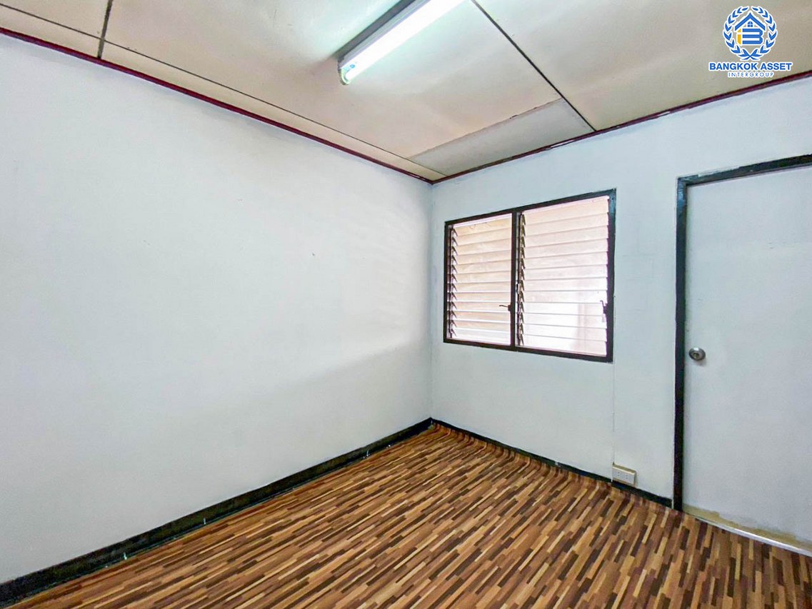 *****ทาวน์เฮ้าส์มือสองนนทบุรี หมู่บ้าน การเคหะนนทบุรี-ปากเกร็ด ติวานนท์-ปทุมธานี เนื้อที่ 18 ตร.ว. ฟังก์ชัน 3 ห้องนอน 1 ห้องน้ำ 1 ที่จอดรถ บนทำเลแห่งการเดินทาง เชื่อมต่อ ถนนชัยพฤกษ์, ถนนแจ้งวัฒนะ, ถนนติวานนท์ ใกล้รถไฟฟ้าสายสีชมพูที่จะเสร็จในอนาคต "สถานีปากเกร็ด" และจุดขึ้นทางด่วน "อุดรรัถยา"