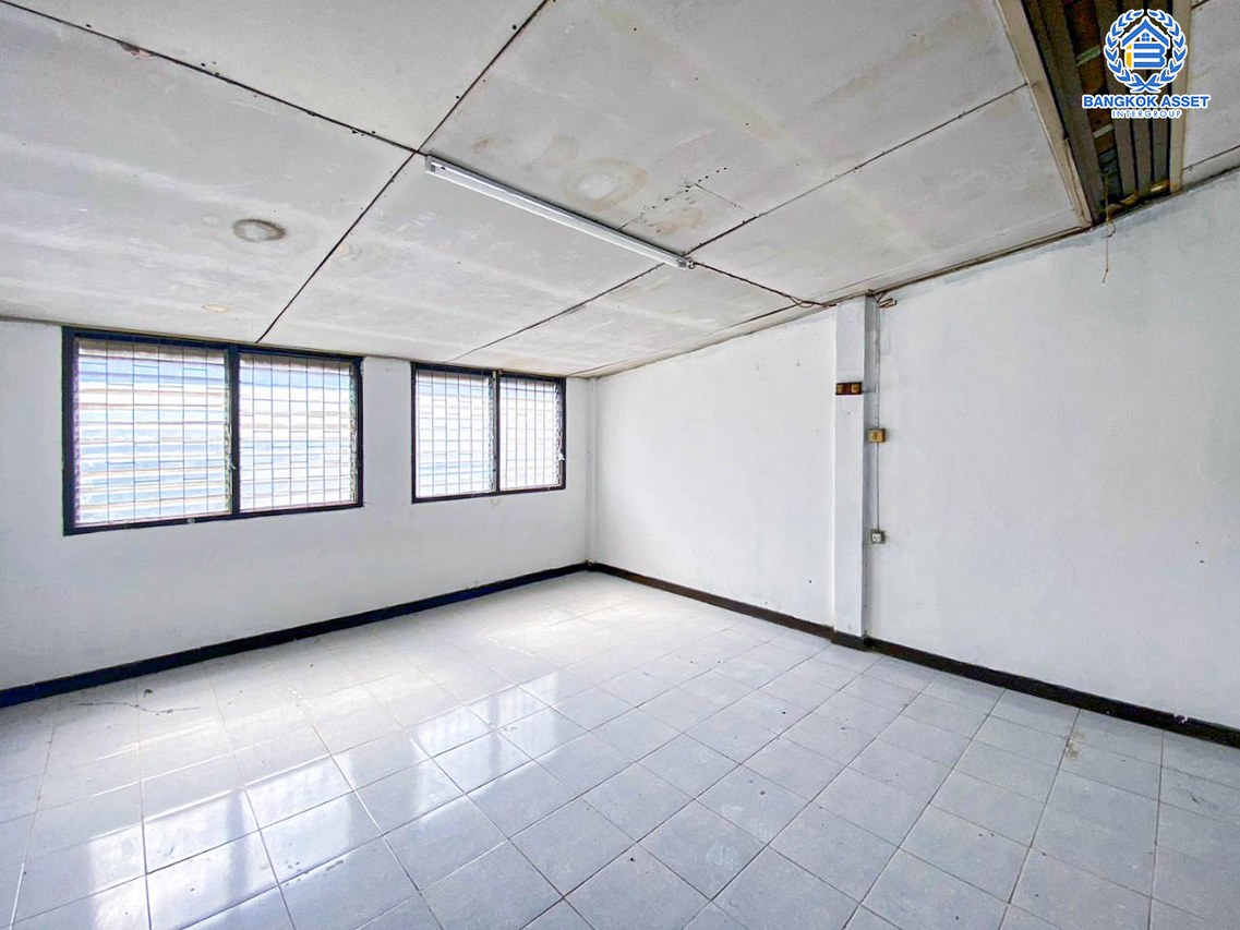 *****ทาวน์เฮ้าส์มือสองนนทบุรี หมู่บ้าน การเคหะนนทบุรี-ปากเกร็ด ติวานนท์-ปทุมธานี เนื้อที่ 18 ตร.ว. ฟังก์ชัน 3 ห้องนอน 1 ห้องน้ำ 1 ที่จอดรถ บนทำเลแห่งการเดินทาง เชื่อมต่อ ถนนชัยพฤกษ์, ถนนแจ้งวัฒนะ, ถนนติวานนท์ ใกล้รถไฟฟ้าสายสีชมพูที่จะเสร็จในอนาคต "สถานีปากเกร็ด" และจุดขึ้นทางด่วน "อุดรรัถยา"