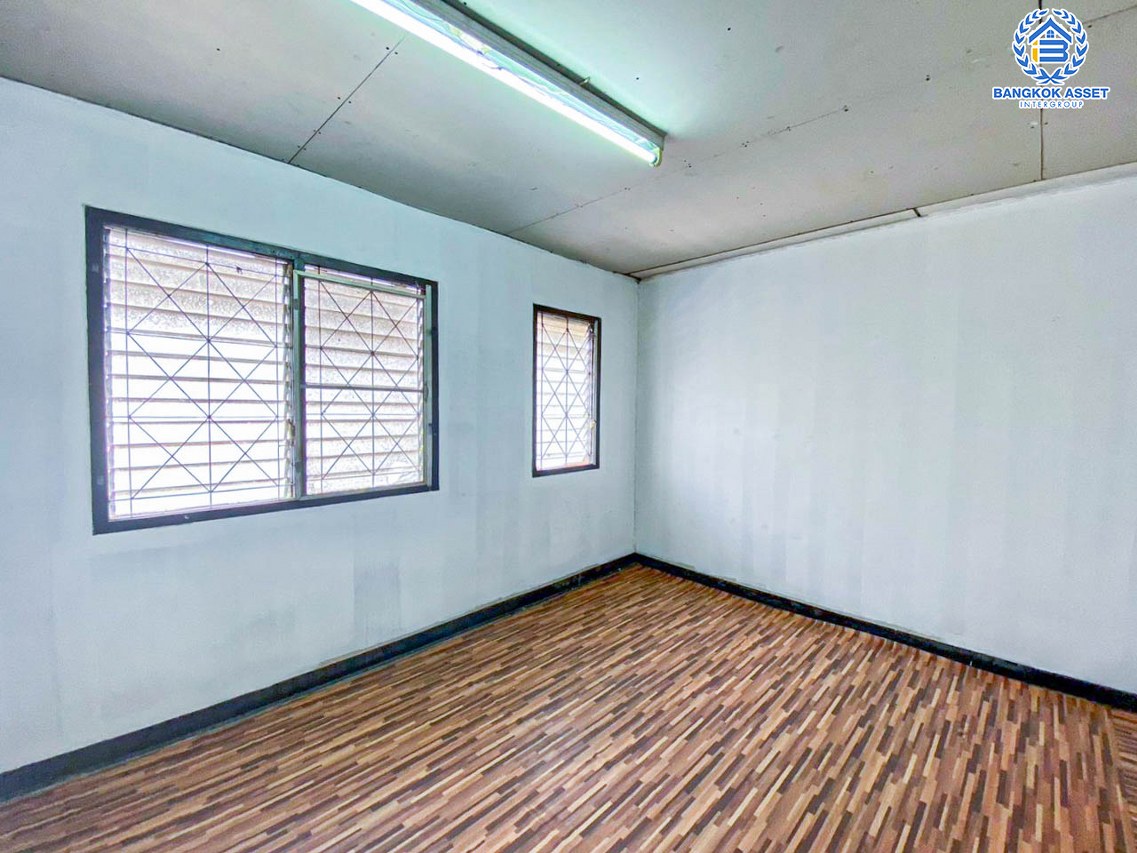 *****ทาวน์เฮ้าส์มือสองนนทบุรี หมู่บ้าน การเคหะนนทบุรี-ปากเกร็ด ติวานนท์-ปทุมธานี เนื้อที่ 18 ตร.ว. ฟังก์ชัน 3 ห้องนอน 1 ห้องน้ำ 1 ที่จอดรถ บนทำเลแห่งการเดินทาง เชื่อมต่อ ถนนชัยพฤกษ์, ถนนแจ้งวัฒนะ, ถนนติวานนท์ ใกล้รถไฟฟ้าสายสีชมพูที่จะเสร็จในอนาคต "สถานีปากเกร็ด" และจุดขึ้นทางด่วน "อุดรรัถยา"