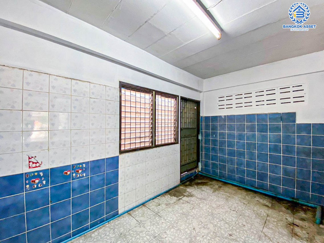 *****ทาวน์เฮ้าส์มือสองนนทบุรี หมู่บ้าน การเคหะนนทบุรี-ปากเกร็ด ติวานนท์-ปทุมธานี เนื้อที่ 18 ตร.ว. ฟังก์ชัน 3 ห้องนอน 1 ห้องน้ำ 1 ที่จอดรถ บนทำเลแห่งการเดินทาง เชื่อมต่อ ถนนชัยพฤกษ์, ถนนแจ้งวัฒนะ, ถนนติวานนท์ ใกล้รถไฟฟ้าสายสีชมพูที่จะเสร็จในอนาคต "สถานีปากเกร็ด" และจุดขึ้นทางด่วน "อุดรรัถยา"