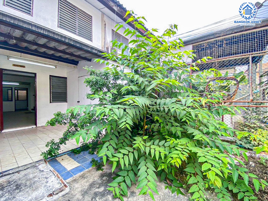 *****ทาวน์เฮ้าส์มือสองนนทบุรี หมู่บ้าน การเคหะนนทบุรี-ปากเกร็ด ติวานนท์-ปทุมธานี เนื้อที่ 18 ตร.ว. ฟังก์ชัน 3 ห้องนอน 1 ห้องน้ำ 1 ที่จอดรถ บนทำเลแห่งการเดินทาง เชื่อมต่อ ถนนชัยพฤกษ์, ถนนแจ้งวัฒนะ, ถนนติวานนท์ ใกล้รถไฟฟ้าสายสีชมพูที่จะเสร็จในอนาคต "สถานีปากเกร็ด" และจุดขึ้นทางด่วน "อุดรรัถยา"