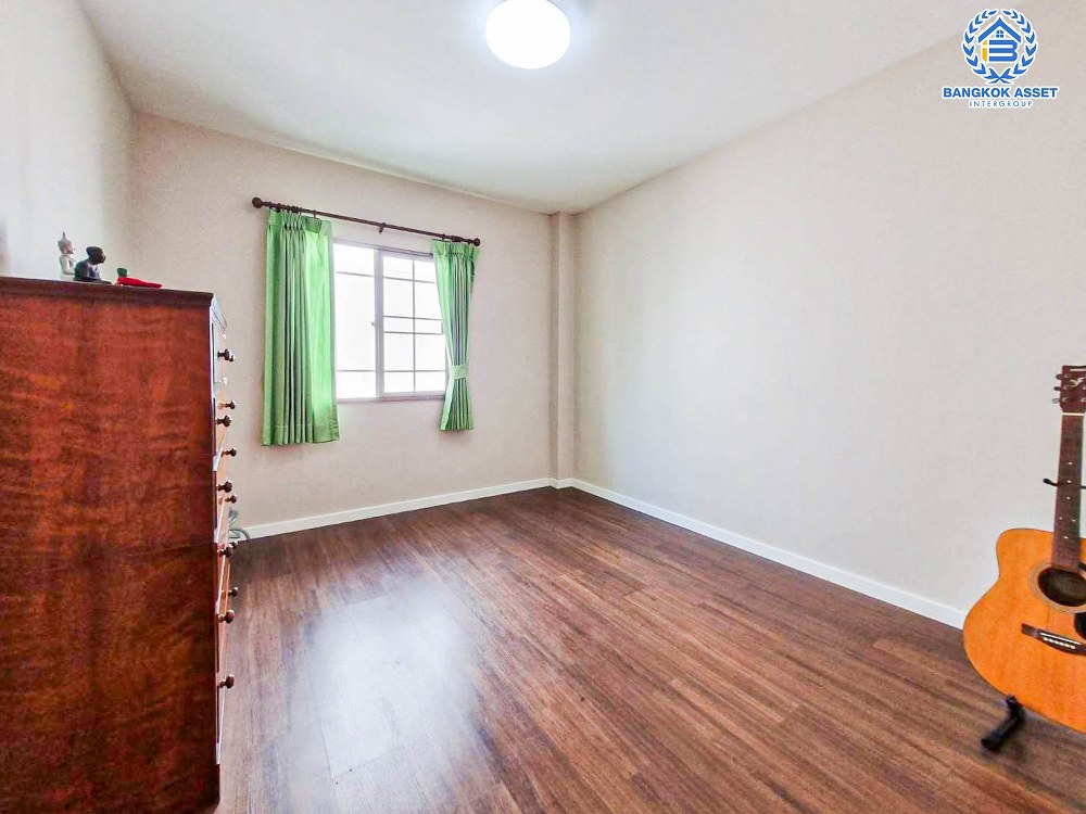 บ้านแฝดมือสอง โครงการ ธนาสิริ ราชพฤกษ์-ท่าน้ำนนท์ เนื้อที่ 36 ตร.ว. ฟังก์ชัน 3 ห้องนอน 2 ห้องน้ำ 2 ที่จอดรถ สภาพบ้านดีมาก บนทำเลดี เชื่อมต่อถนนรัตนาธิเบศร์ ถนนราชพฤกษ์ ถนนชัยพฤกษ์ ใกล้ The Walk ราชพฤกษ์ และรถไฟฟ้าสายสีม่วง "สถานีไทรม้า" จองเลย!