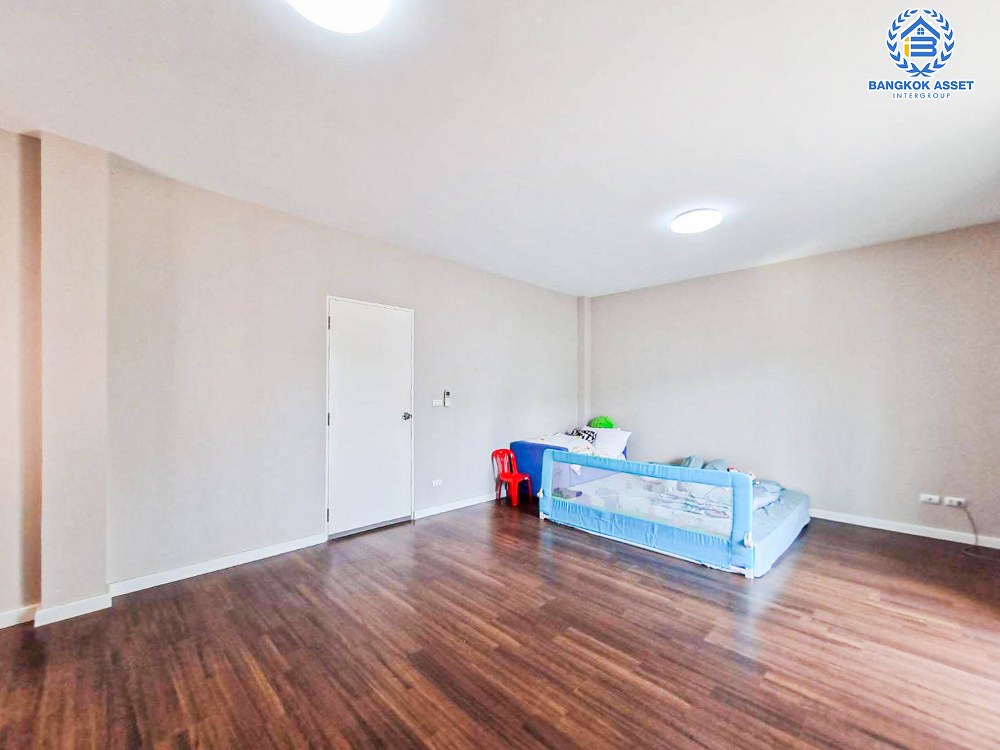 บ้านแฝดมือสอง โครงการ ธนาสิริ ราชพฤกษ์-ท่าน้ำนนท์ เนื้อที่ 36 ตร.ว. ฟังก์ชัน 3 ห้องนอน 2 ห้องน้ำ 2 ที่จอดรถ สภาพบ้านดีมาก บนทำเลดี เชื่อมต่อถนนรัตนาธิเบศร์ ถนนราชพฤกษ์ ถนนชัยพฤกษ์ ใกล้ The Walk ราชพฤกษ์ และรถไฟฟ้าสายสีม่วง "สถานีไทรม้า" จองเลย!