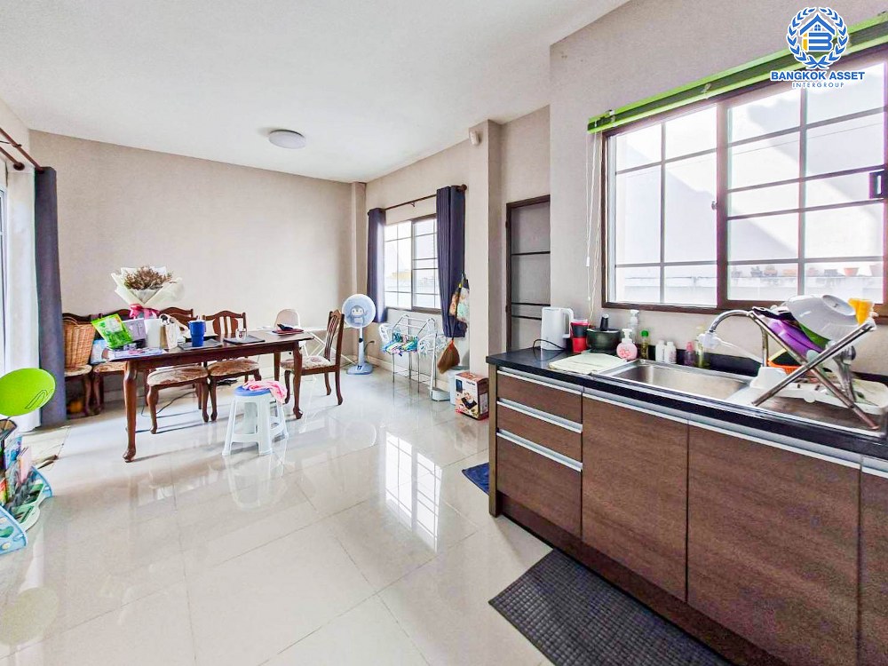 บ้านแฝดมือสอง โครงการ ธนาสิริ ราชพฤกษ์-ท่าน้ำนนท์ เนื้อที่ 36 ตร.ว. ฟังก์ชัน 3 ห้องนอน 2 ห้องน้ำ 2 ที่จอดรถ สภาพบ้านดีมาก บนทำเลดี เชื่อมต่อถนนรัตนาธิเบศร์ ถนนราชพฤกษ์ ถนนชัยพฤกษ์ ใกล้ The Walk ราชพฤกษ์ และรถไฟฟ้าสายสีม่วง "สถานีไทรม้า" จองเลย!