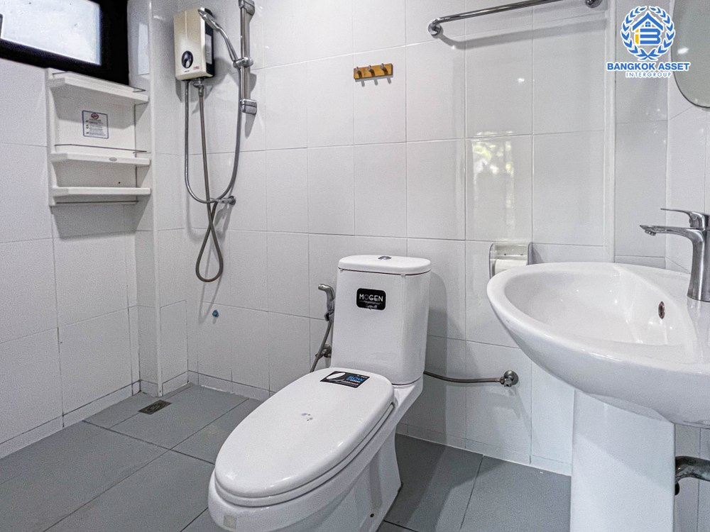 บ้านเดี่ยวมือสอง โครงการ เซนโทร เวสต์เกต หลังมุม เนื้อที่กว้าง 50 ตร.ว. ฟังก์ชัน 4 ห้องนอน 3 ห้องน้ำ 2 ที่จอดรถ แถมฟรี! เครื่องปรับอากาศ บนทำเลเดินทางสะดวก เชื่อมต่อถนนไทรน้อย ถนนรัตนาธิเบศร์ ใกล้รถไฟฟ้าสายสีม่วง "สถานีคลองบางไผ่" และจุดขึ้นทางด่วน "ศรีรัช" จองเลย!...