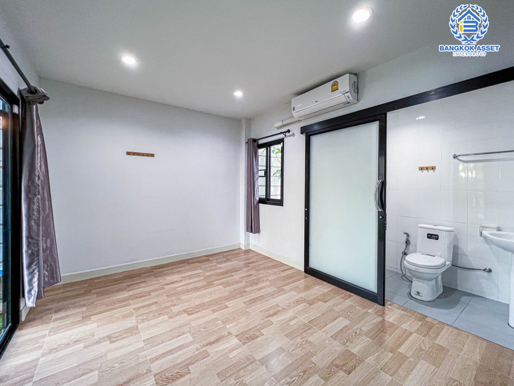 บ้านเดี่ยวมือสอง โครงการ เซนโทร เวสต์เกต หลังมุม เนื้อที่กว้าง 50 ตร.ว. ฟังก์ชัน 4 ห้องนอน 3 ห้องน้ำ 2 ที่จอดรถ แถมฟรี! เครื่องปรับอากาศ บนทำเลเดินทางสะดวก เชื่อมต่อถนนไทรน้อย ถนนรัตนาธิเบศร์ ใกล้รถไฟฟ้าสายสีม่วง "สถานีคลองบางไผ่" และจุดขึ้นทางด่วน "ศรีรัช" จองเลย!...