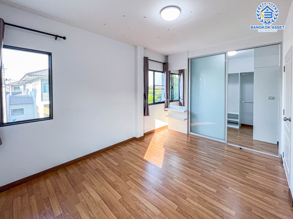 บ้านเดี่ยวมือสอง โครงการ เซนโทร เวสต์เกต หลังมุม เนื้อที่กว้าง 50 ตร.ว. ฟังก์ชัน 4 ห้องนอน 3 ห้องน้ำ 2 ที่จอดรถ แถมฟรี! เครื่องปรับอากาศ บนทำเลเดินทางสะดวก เชื่อมต่อถนนไทรน้อย ถนนรัตนาธิเบศร์ ใกล้รถไฟฟ้าสายสีม่วง "สถานีคลองบางไผ่" และจุดขึ้นทางด่วน "ศรีรัช" จองเลย!...