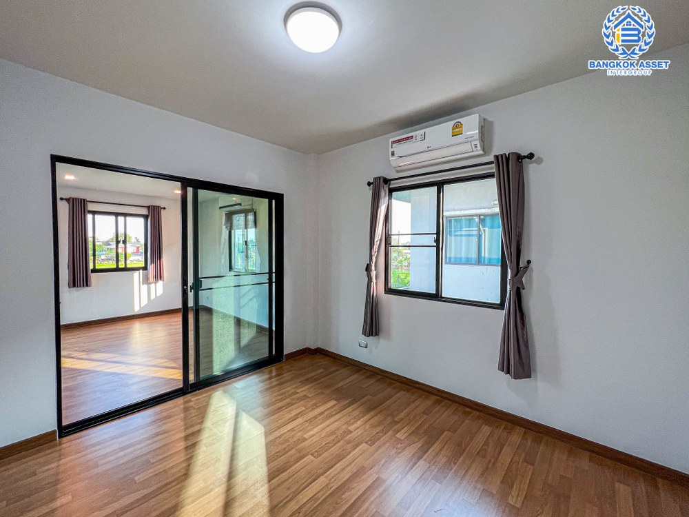 บ้านเดี่ยวมือสอง โครงการ เซนโทร เวสต์เกต หลังมุม เนื้อที่กว้าง 50 ตร.ว. ฟังก์ชัน 4 ห้องนอน 3 ห้องน้ำ 2 ที่จอดรถ แถมฟรี! เครื่องปรับอากาศ บนทำเลเดินทางสะดวก เชื่อมต่อถนนไทรน้อย ถนนรัตนาธิเบศร์ ใกล้รถไฟฟ้าสายสีม่วง "สถานีคลองบางไผ่" และจุดขึ้นทางด่วน "ศรีรัช" จองเลย!...