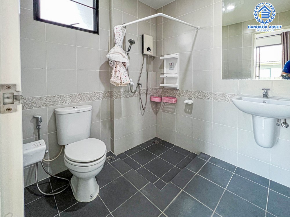 บ้านเดี่ยวมือสอง โครงการ เซนโทร เวสต์เกต หลังมุม เนื้อที่กว้าง 50 ตร.ว. ฟังก์ชัน 4 ห้องนอน 3 ห้องน้ำ 2 ที่จอดรถ แถมฟรี! เครื่องปรับอากาศ บนทำเลเดินทางสะดวก เชื่อมต่อถนนไทรน้อย ถนนรัตนาธิเบศร์ ใกล้รถไฟฟ้าสายสีม่วง "สถานีคลองบางไผ่" และจุดขึ้นทางด่วน "ศรีรัช" จองเลย!...