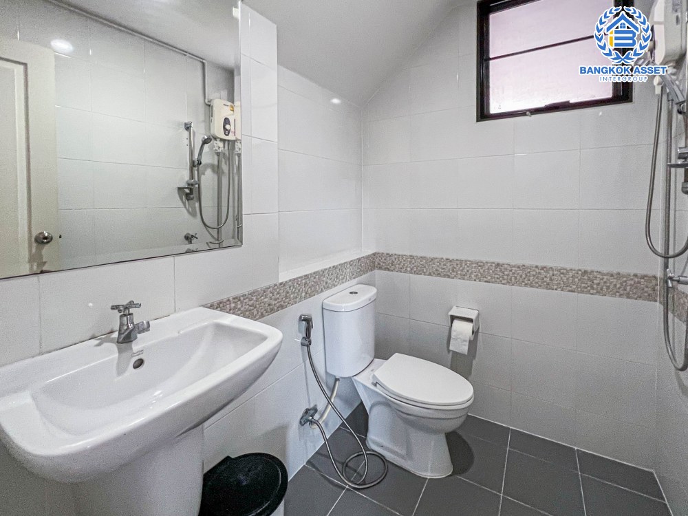 บ้านเดี่ยวมือสอง โครงการ เซนโทร เวสต์เกต หลังมุม เนื้อที่กว้าง 50 ตร.ว. ฟังก์ชัน 4 ห้องนอน 3 ห้องน้ำ 2 ที่จอดรถ แถมฟรี! เครื่องปรับอากาศ บนทำเลเดินทางสะดวก เชื่อมต่อถนนไทรน้อย ถนนรัตนาธิเบศร์ ใกล้รถไฟฟ้าสายสีม่วง "สถานีคลองบางไผ่" และจุดขึ้นทางด่วน "ศรีรัช" จองเลย!...