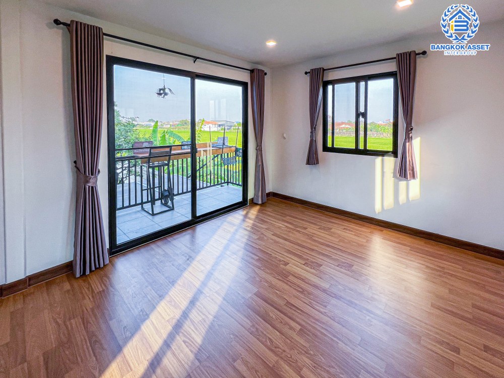 บ้านเดี่ยวมือสอง โครงการ เซนโทร เวสต์เกต หลังมุม เนื้อที่กว้าง 50 ตร.ว. ฟังก์ชัน 4 ห้องนอน 3 ห้องน้ำ 2 ที่จอดรถ แถมฟรี! เครื่องปรับอากาศ บนทำเลเดินทางสะดวก เชื่อมต่อถนนไทรน้อย ถนนรัตนาธิเบศร์ ใกล้รถไฟฟ้าสายสีม่วง "สถานีคลองบางไผ่" และจุดขึ้นทางด่วน "ศรีรัช" จองเลย!...