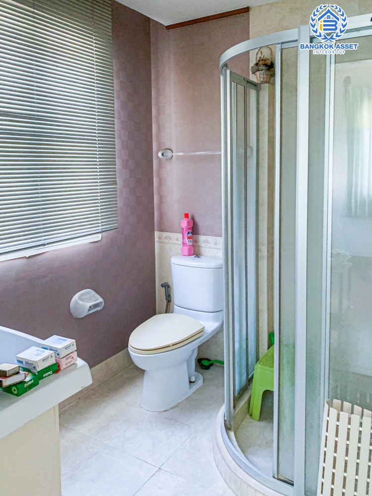 *****บ้านเดี่ยวมือสอง โครงการ วรารมย์ พหลโยธิน-สายไหม จาก Q HOUSE  เนื้อที่ 58 ตร.ว. ฟังก์ชัน 3 ห้องนอน 3 ห้องน้ำ 1 ที่จอดรถ ภายในสภาพดี พื้นที่ใช้สอยกว้าง บนทำเลเดินทางง่าย เชื่อมต่อถนนลำลูกกา ถนนเฉลิมพงษ์ เพียง 10 นาทีถึงรถไฟฟ้าสายสีเขียว "สถานีคูคต" ใกล้จุดขึ้นทางด่วน "ฉลองรัช"