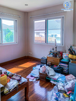 *****บ้านเดี่ยวมือสอง โครงการ วรารมย์ พหลโยธิน-สายไหม จาก Q HOUSE  เนื้อที่ 58 ตร.ว. ฟังก์ชัน 3 ห้องนอน 3 ห้องน้ำ 1 ที่จอดรถ ภายในสภาพดี พื้นที่ใช้สอยกว้าง บนทำเลเดินทางง่าย เชื่อมต่อถนนลำลูกกา ถนนเฉลิมพงษ์ เพียง 10 นาทีถึงรถไฟฟ้าสายสีเขียว "สถานีคูคต" ใกล้จุดขึ้นทางด่วน "ฉลองรัช"