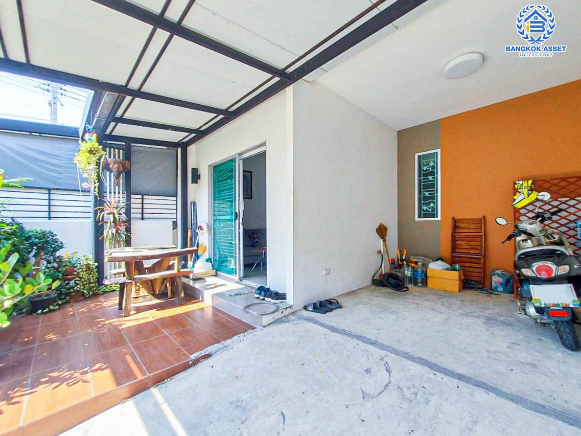 ทาวน์เฮ้าส์มือสองปทุมธานี โครงการ พฤกษา110 สะพานนนทบุรี-บางบัวทอง เนื้อที่เกือบ 18 ตร.ว. ฟังก์ชัน 3 ห้องนอน 2 ห้องน้ำ 1 ที่จอดรถ บ้านพร้อมอยู่ สภาพใหม่ ต่อเติมครบ แถมฟรี! 3 เครื่องปรับอากาศ และเฟอร์นิเจอร์ ใกล้ทางด่วน "ศรีสมาน"