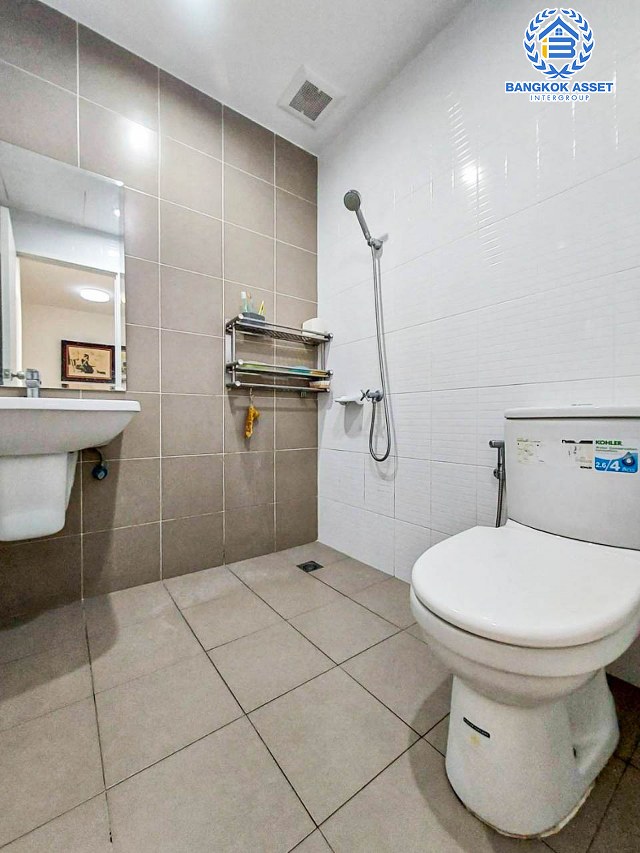 ทาวน์เฮ้าส์มือสองปทุมธานี โครงการ พฤกษา110 สะพานนนทบุรี-บางบัวทอง เนื้อที่เกือบ 18 ตร.ว. ฟังก์ชัน 3 ห้องนอน 2 ห้องน้ำ 1 ที่จอดรถ บ้านพร้อมอยู่ สภาพใหม่ ต่อเติมครบ แถมฟรี! 3 เครื่องปรับอากาศ และเฟอร์นิเจอร์ ใกล้ทางด่วน "ศรีสมาน"